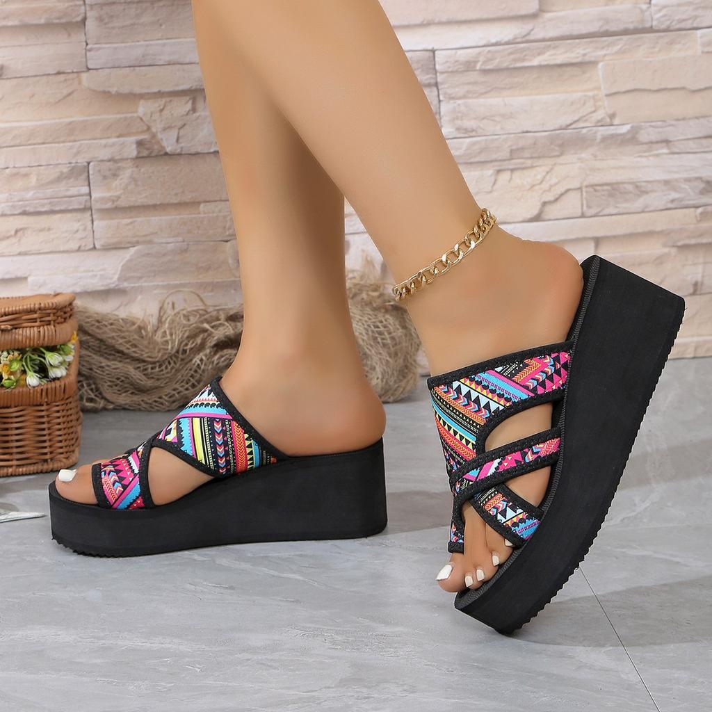 2024 Sommer neue Übergröße Mode Keilabsatz Zehenbedeckt coole Hausschuhe rutschfest verschleißfest weiche Sohle Strandhausschuhe Damen