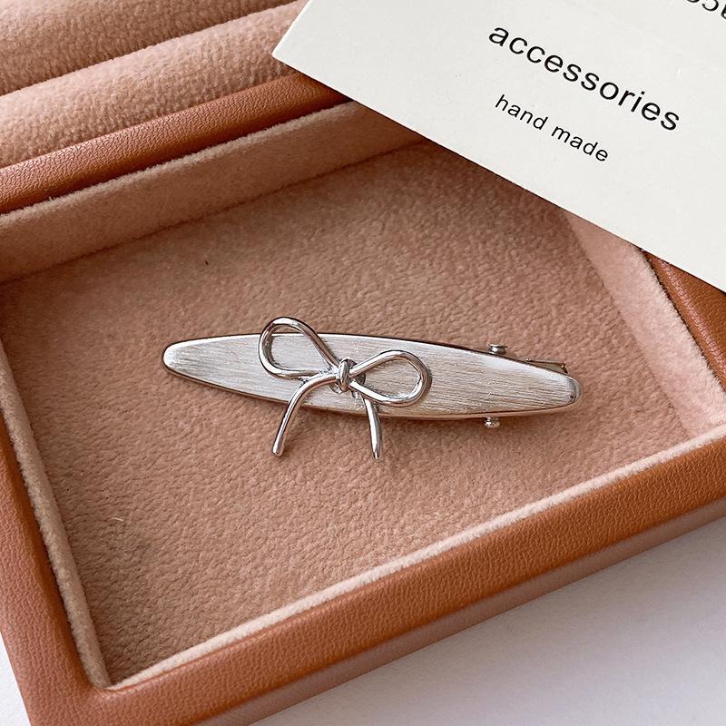 

Серебристая заколка-уточка из матового металла с декором из стразов и жемчуга - корейский стиль