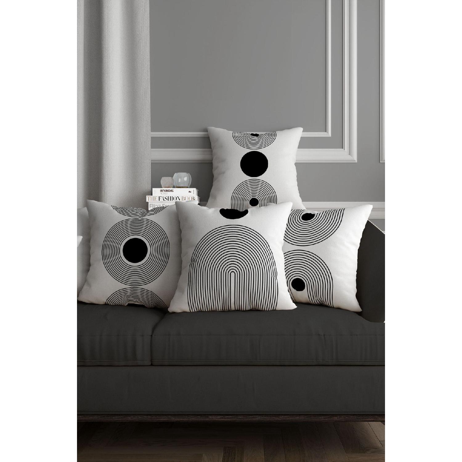 

Современный набор из 4 декоративных наволочек с белым фоном и черным узором 43 x 43