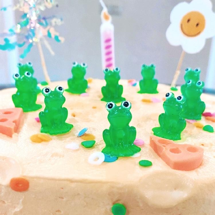 15Pcs Glowing Frogs Figurines Green Resins Miniature Animal Figures Toy for Garden Landscape and Home Desk Decoration