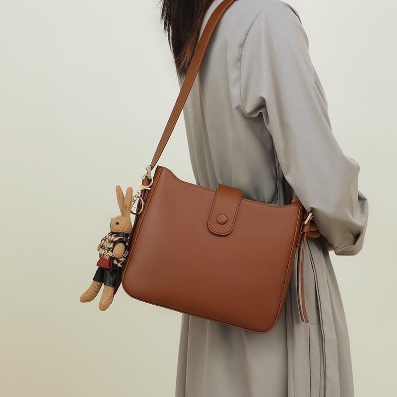 Bucket bag, new messenger women's bag, genuine leather, autumn and winter high-end feeling, large-capacity commuter bag under the armpits.