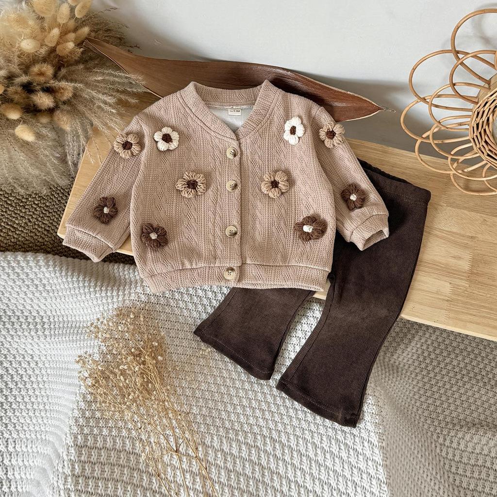 2025 Strick-Cardigan-Set für Mädchen Herbst/Winter: 3D-Blumen-Pullover im koreanischen Stil + Hose mit leicht ausgestelltem Bein