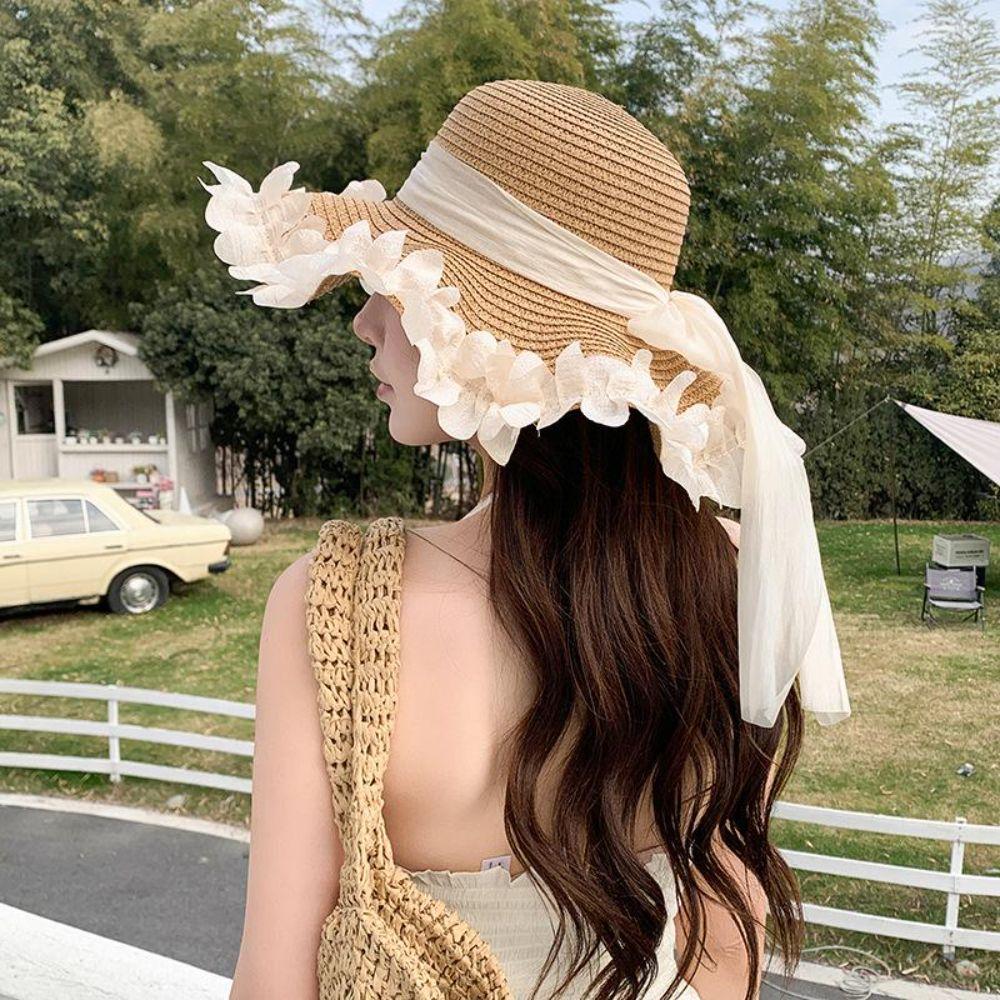 Eleganter Strohhut mit breiter Krempe und Netzschleife Atmungsaktiver Sonnenschutzhut Mit welligen Blütenblättern verzierter Sonnenhut für den Sommer Sonnenschutz