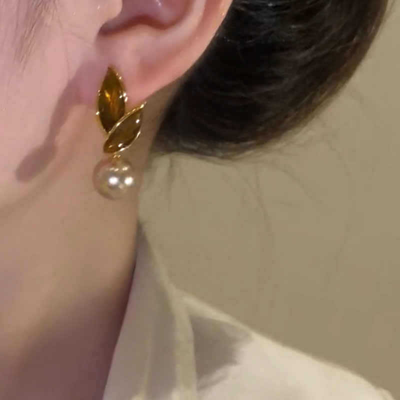 Maillard deciduous pearl earrings light luxury niche earrings medieval exquisite high-end earrings new popular versatile