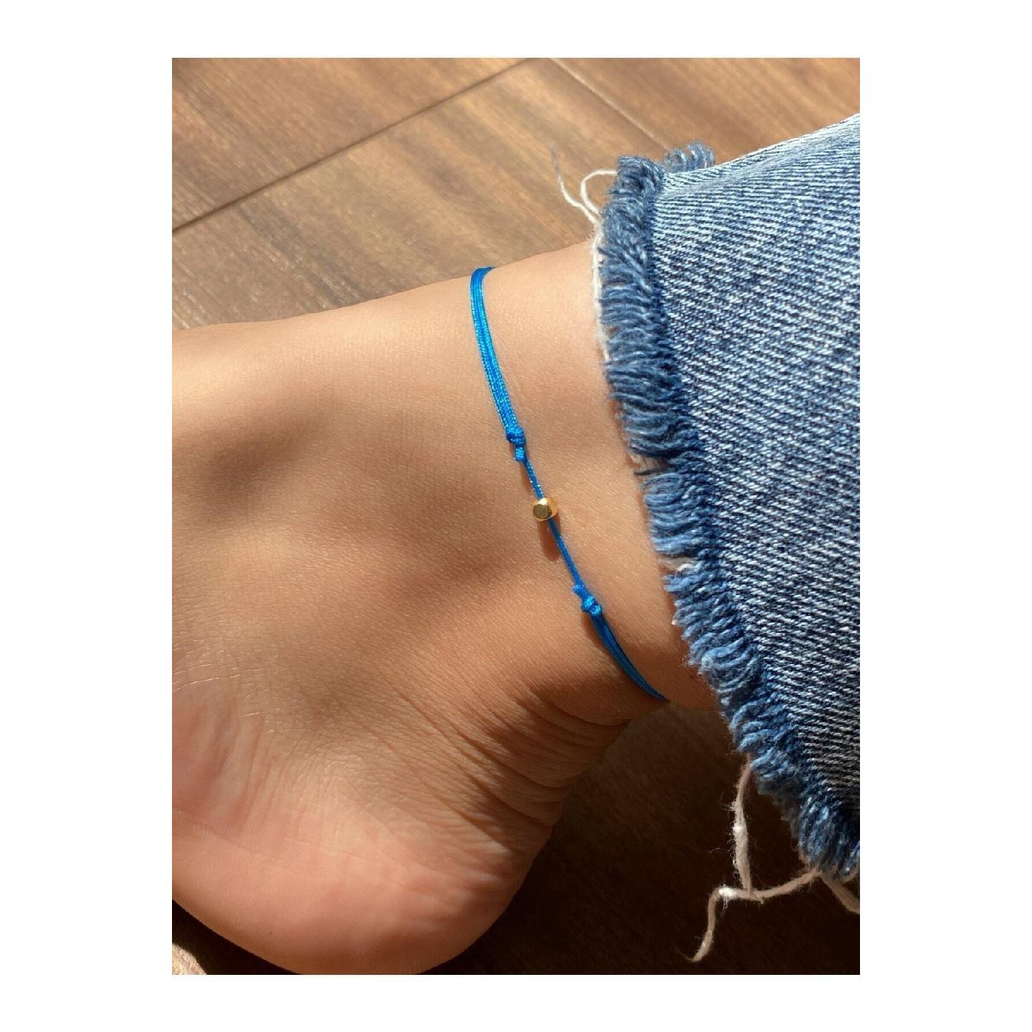 

Синий браслет из веревки с квадратными бусинами