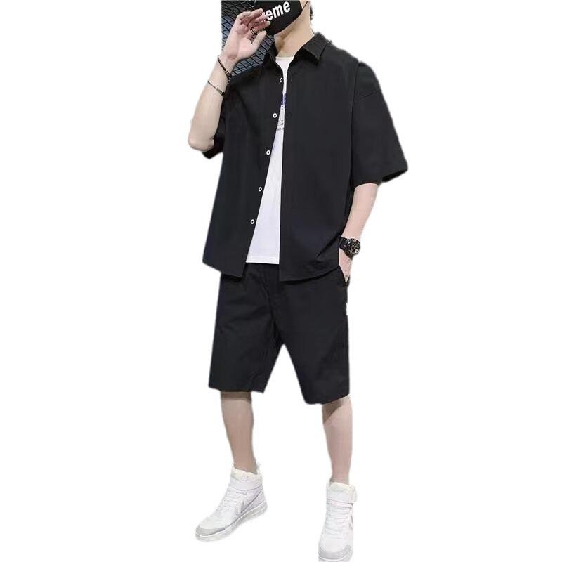Ανδρικό καλοκαιρινό Casual Σετ δύο τεμαχίων: Μοντέρνος Συνδυασμός Μπλούζας Κοντομάνικης και Σορτς.