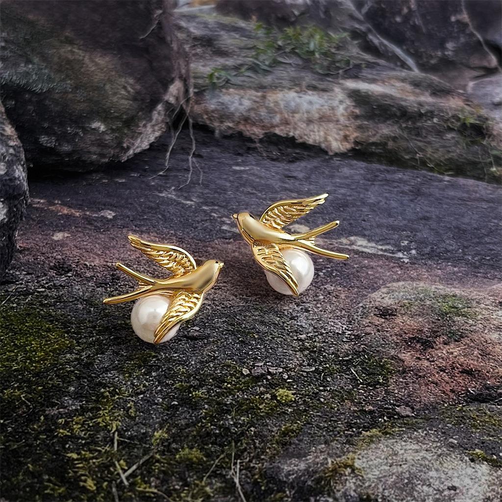 Pearl and bird high-end earrings, stylish and unique.