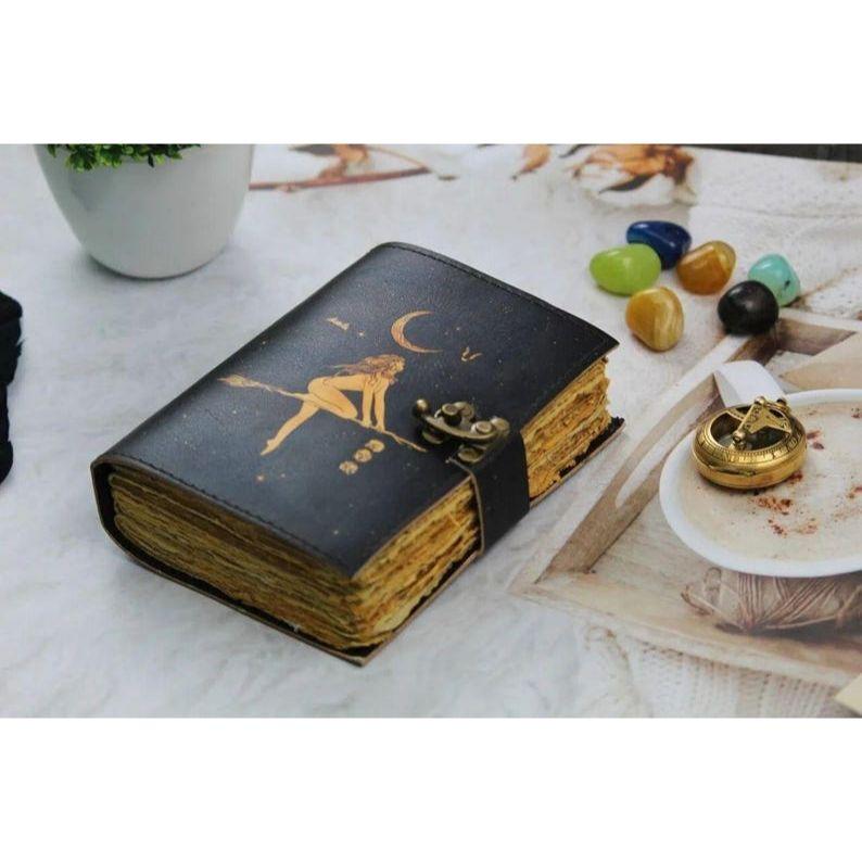 

Журнал Ведьмы из Натуральной Кожи Ручной Работы – Винтажная Книга Заклинаний с Золотым Дизайном Ведьмы, Бумага с Неровным Краем, Гримуарный Дневник для Заклинаний и Ритуалов 7 x 5 in