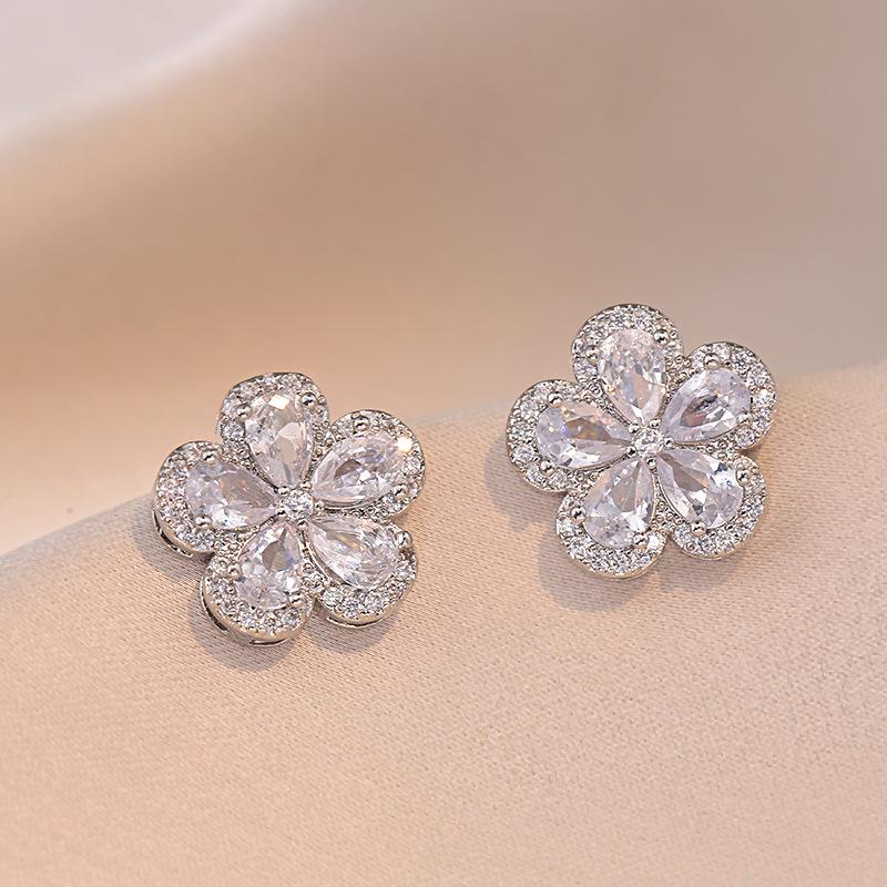 

Zircon Flower Stud Earrings: Chic, Cold Style for Daily Commute