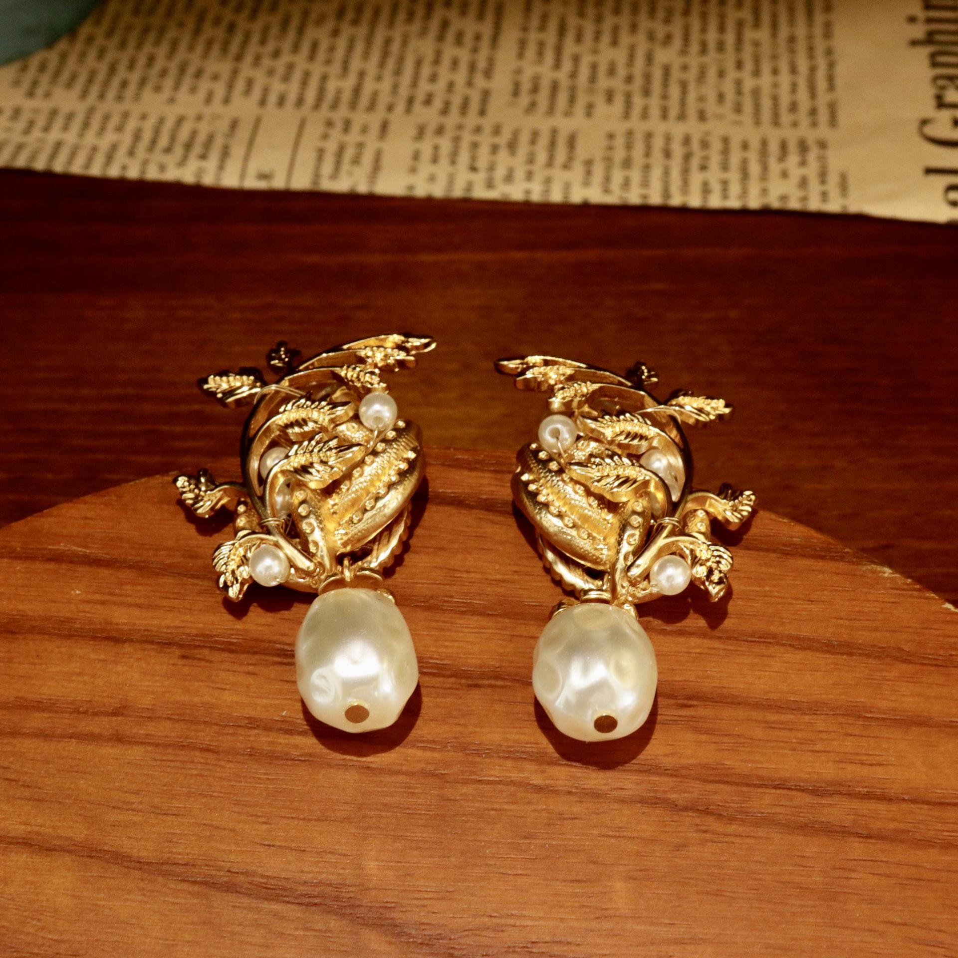 French Retro Leaf Pendant & Pearl Earrings with Gold-Plated Diamond Set & Versatile Bracelet