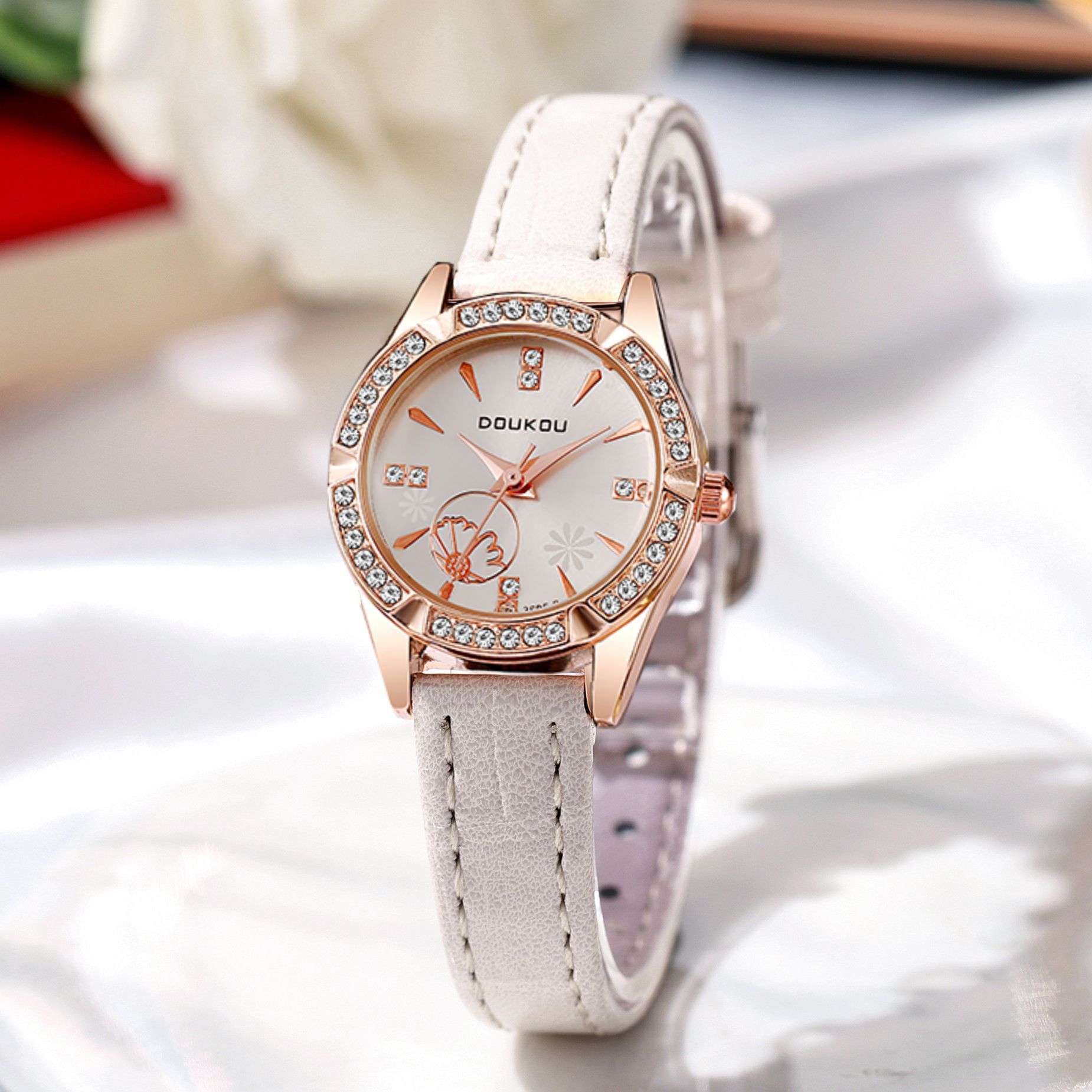 Женские часы со стразами на кожаном ремешке, кварцевые наручные часы белый