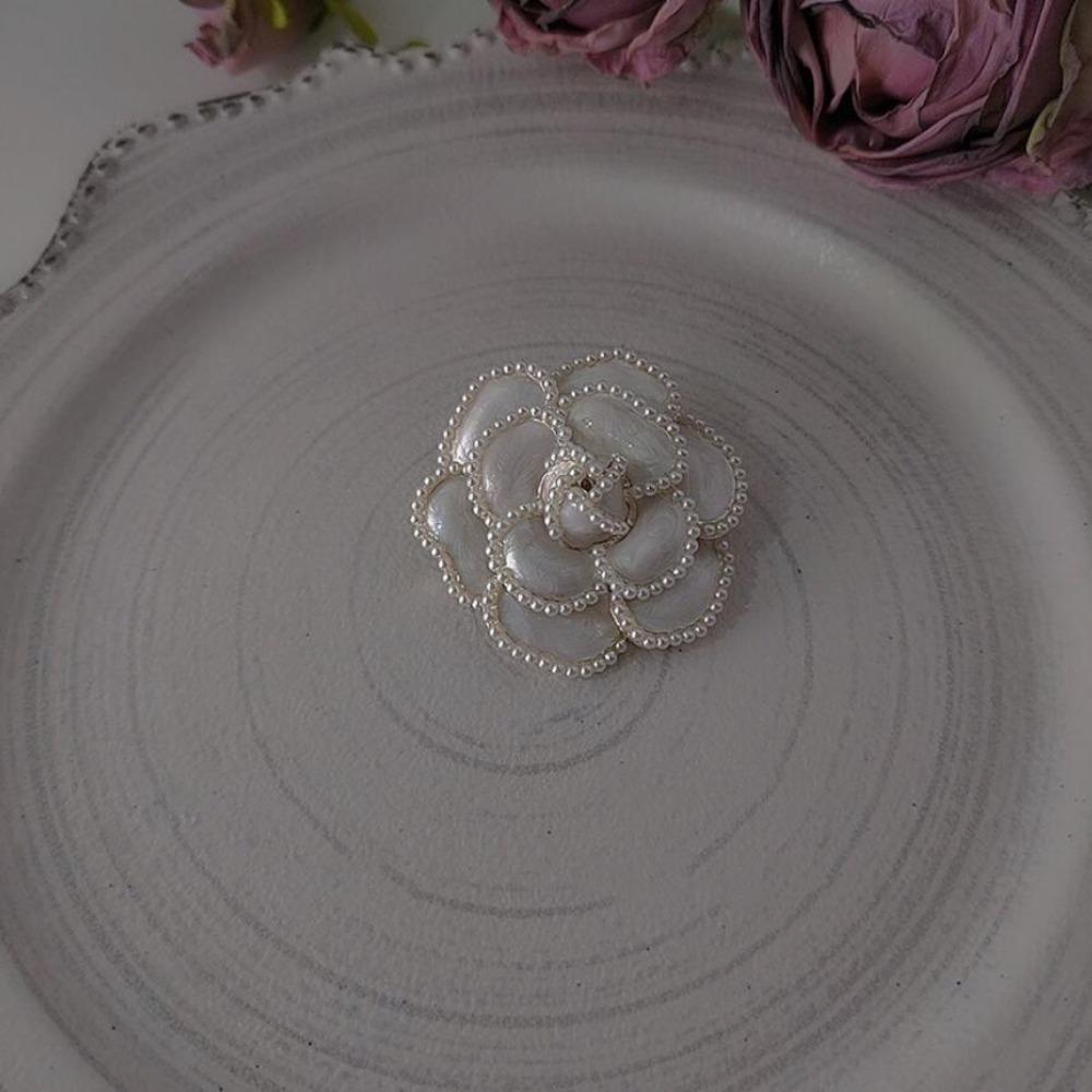 

Масло для капель цветка груди Брошь-значок камелии Брошь с жемчугом Темпераментная булавка на воротник костюма Ежедневная белый