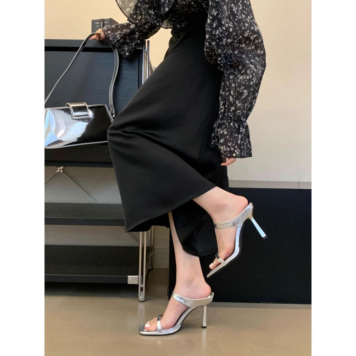 

2025 лето интернет-знаменитость новинка с юбкой туфли на высоком каблуке сандалии женская обувь серебристый черный слово со шпильками сандалии 40 серебряный