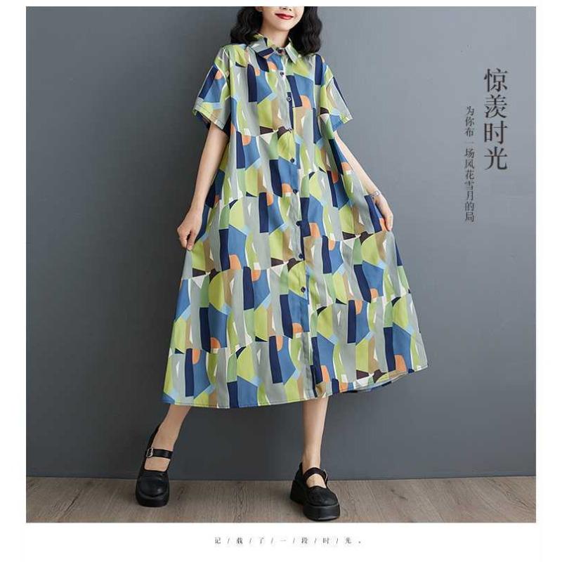 Rochie de lungime mijlocie, cu mâneci scurte, largi, cu imprimeu la modă