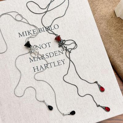 Dark Night Rose Adjustable Necklace: Unique Design, Sweet & Cool Commuting Style, Fashionable Clavicle Chain.