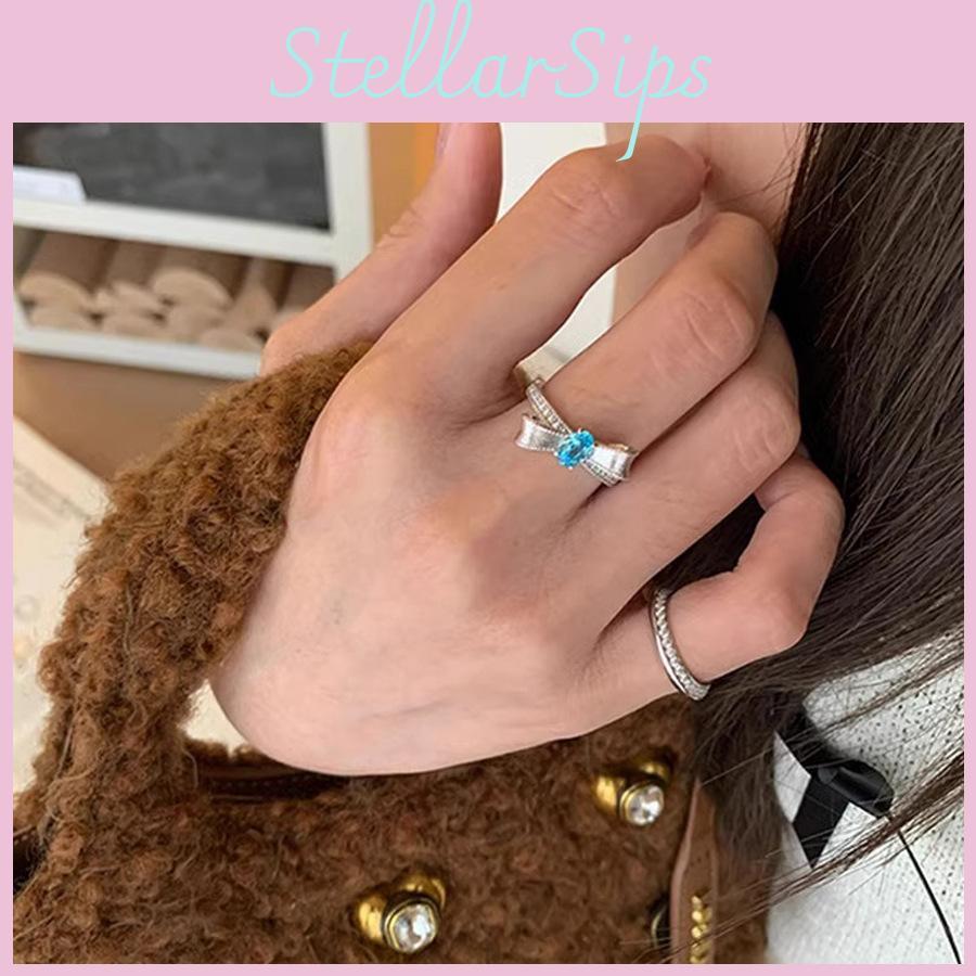 Eleganter Meeresblauer Schleifenring für Damen mit einzigartigem Design und atemberaubenden Zirkonia-Akzenten
