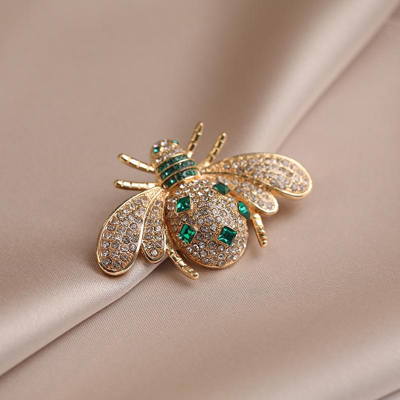 Exquisite High-End Schmetterlingsbrosche für Damenmode - Elegante Corsagen-Nadel & Kleidungsaccessoire