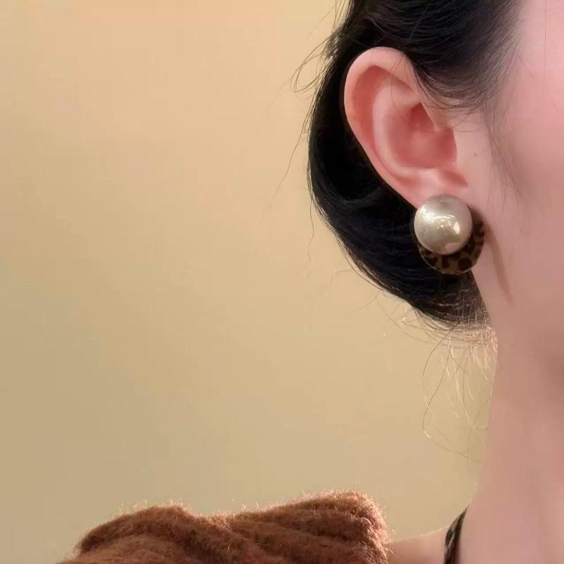 Elegant Retro Flocked Leopard Print Pearl Stud Earrings - Autumn/Winter Trendy Design for Women