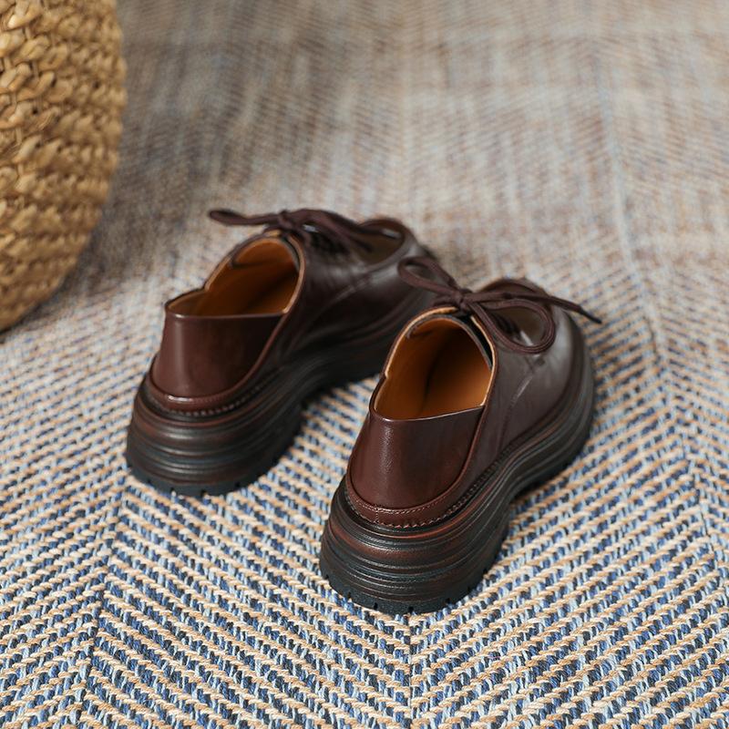 Zapatos pequeños de cuero con cordones de estilo británico retro para mujer, primavera 2025, nuevos, de punta redonda, zapatos individuales, exquisitos mocasines de tacón grueso para niña