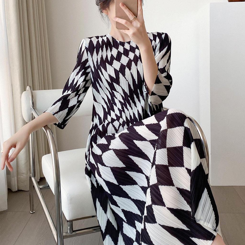 Miyake Geometric Print Women's Pleated Dress with Waist-Cinch and Three-Quarter Sleeves – Elegant and Slimming Design