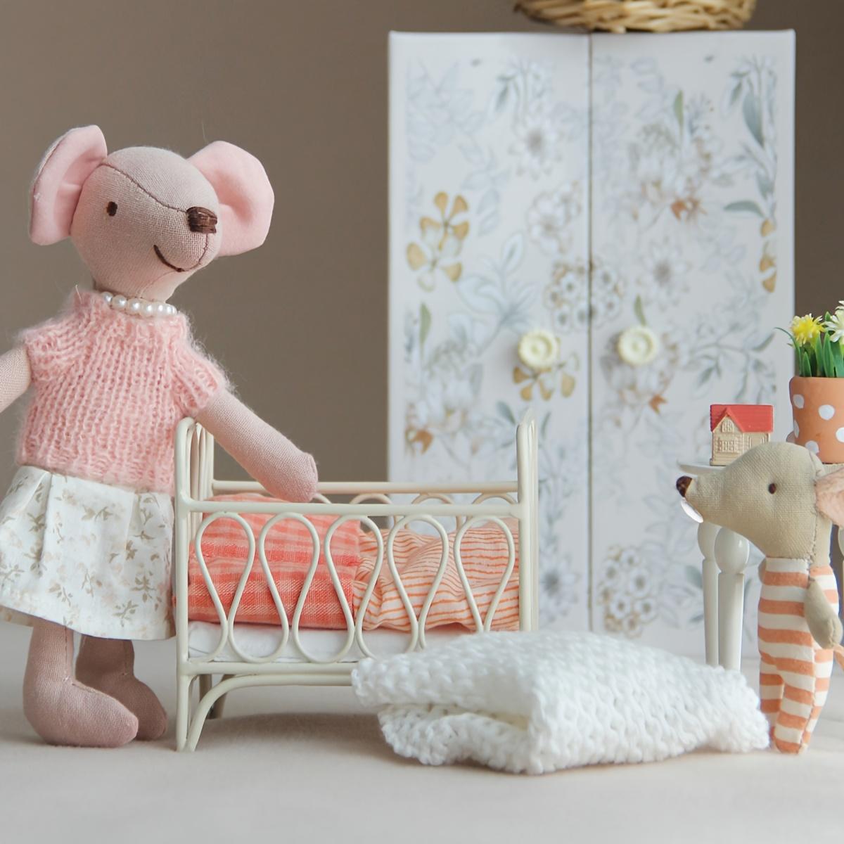 

White Wrought Iron Cradle, Cotton Doll, Mini Furniture, Children s Play Toys, Shooting Props білий