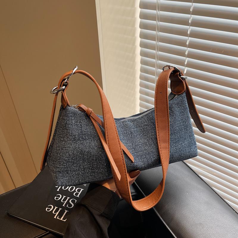 

Bag Summer Premium Niche Handbag 2025 New Denim Pillow Bag Fashion Shoulder Crossbody Bag 29*8*12 темно-синього кольору