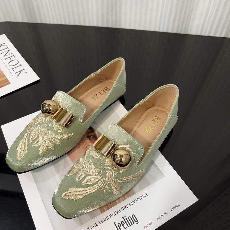 New Chinese retro national style embroidery square head flat heel single shoes women's 2025 new French flat loafers Doudou shoes