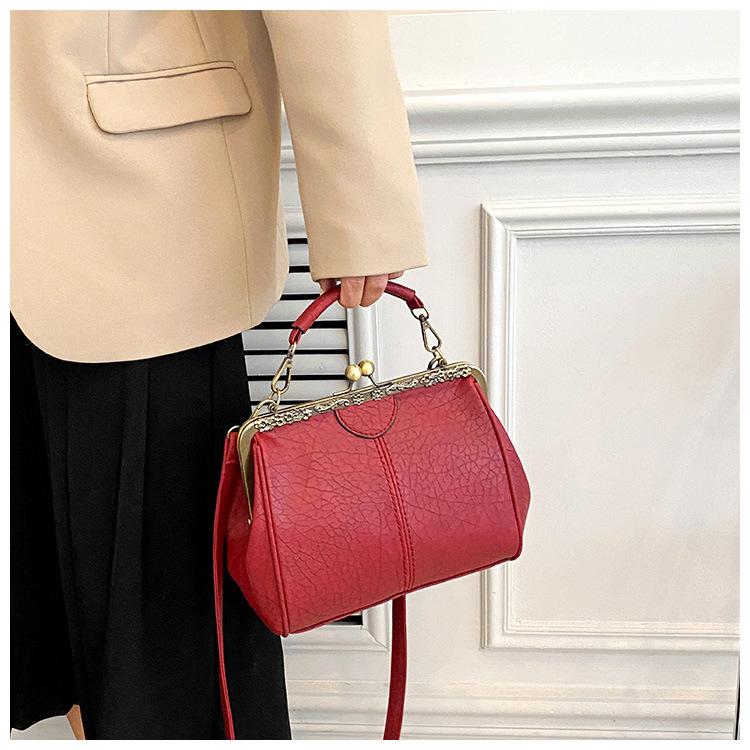 

Матовая кожаная сумка через плечо в стиле ретро для женщин, сумка через плечо с зажимом, однотонная сумка, женская роскошная дизайнерская женская сумка-мессенджер с подушкой красный