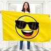 Un Drapeau Visage Jaune Joyeux - une Décoration Extérieure Tendance Et Amusante Présentant un Design Lunettes, Dimensions 152,4 cm par 91,44 cm, Fabriqué en Pol Robuste