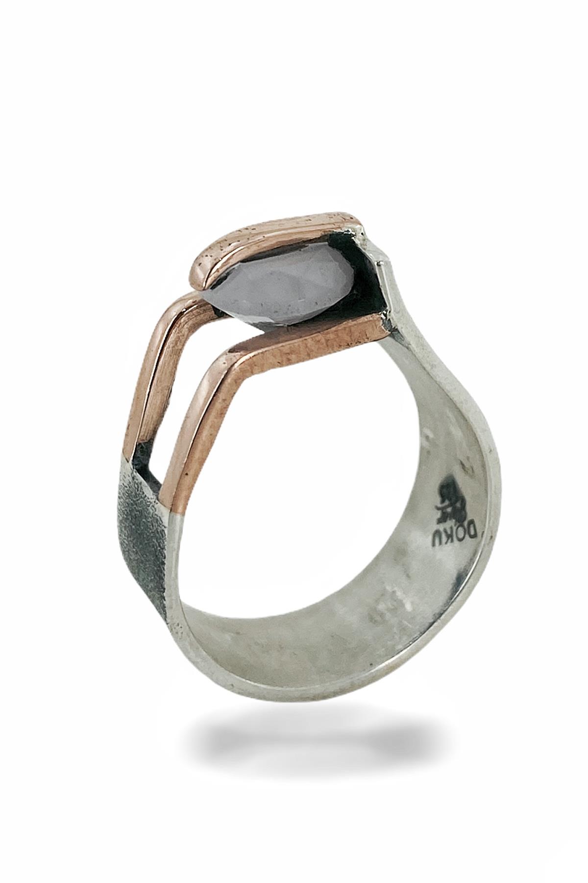 

Серебряное кольцо ручной работы с розовым кварцем 925 пробы