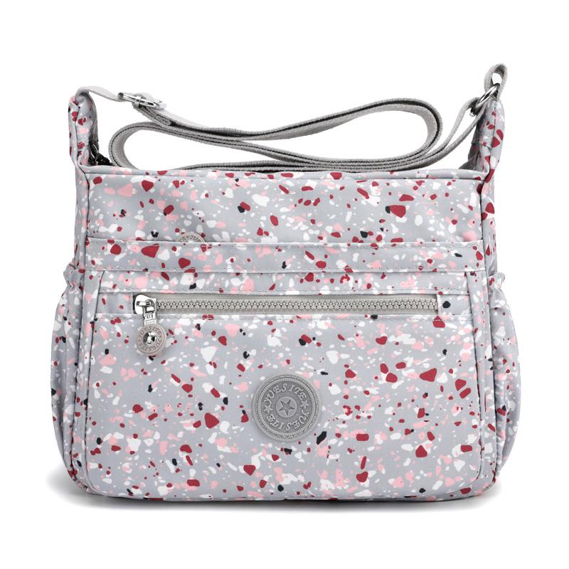 Женская нейлоновая сумка большой емкости с диагональным принтом на одно плечо — фото 9