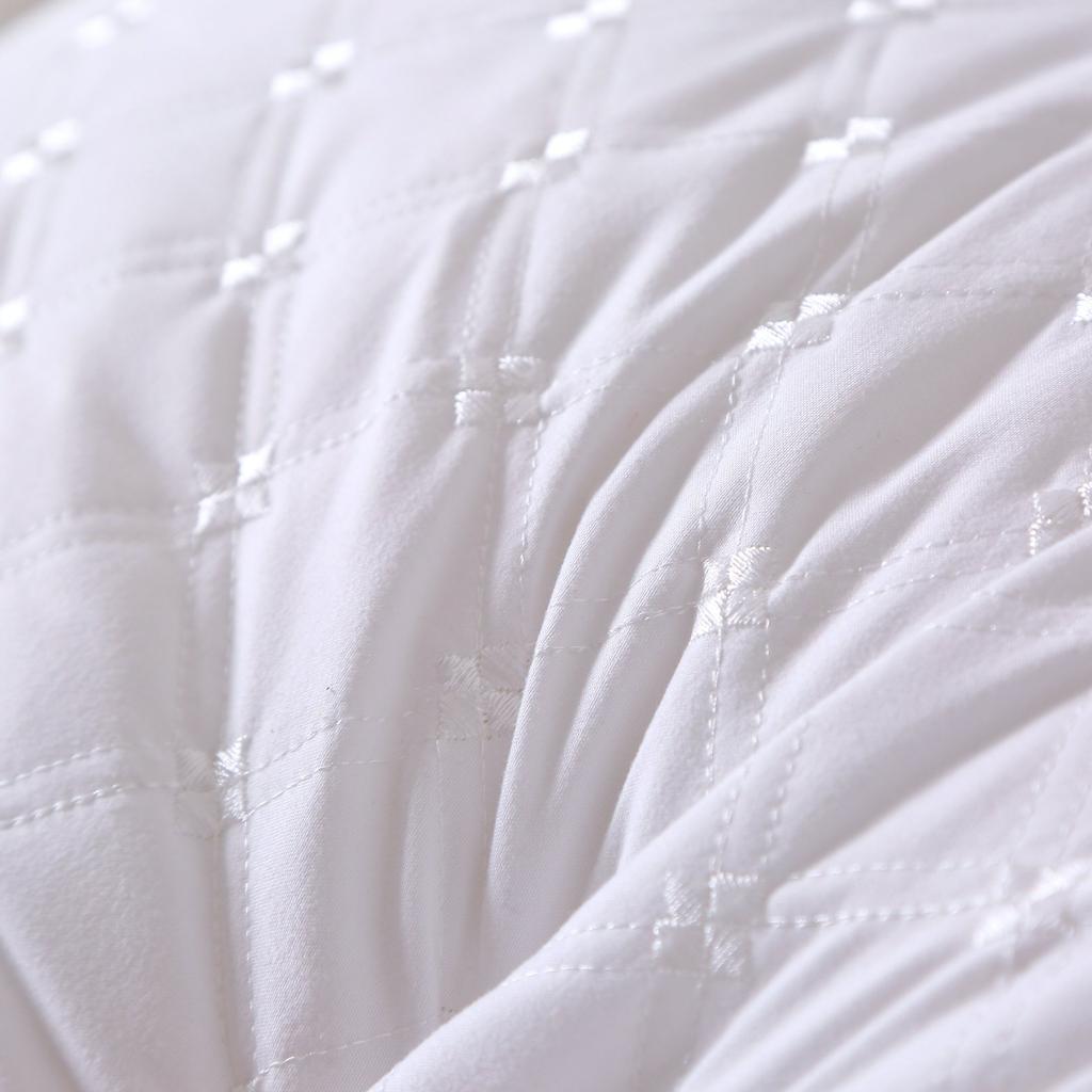 Checkered Embroidered Velvet Breathable Neck Protection Helps Sleep Hotel Pillows Pillow Cores