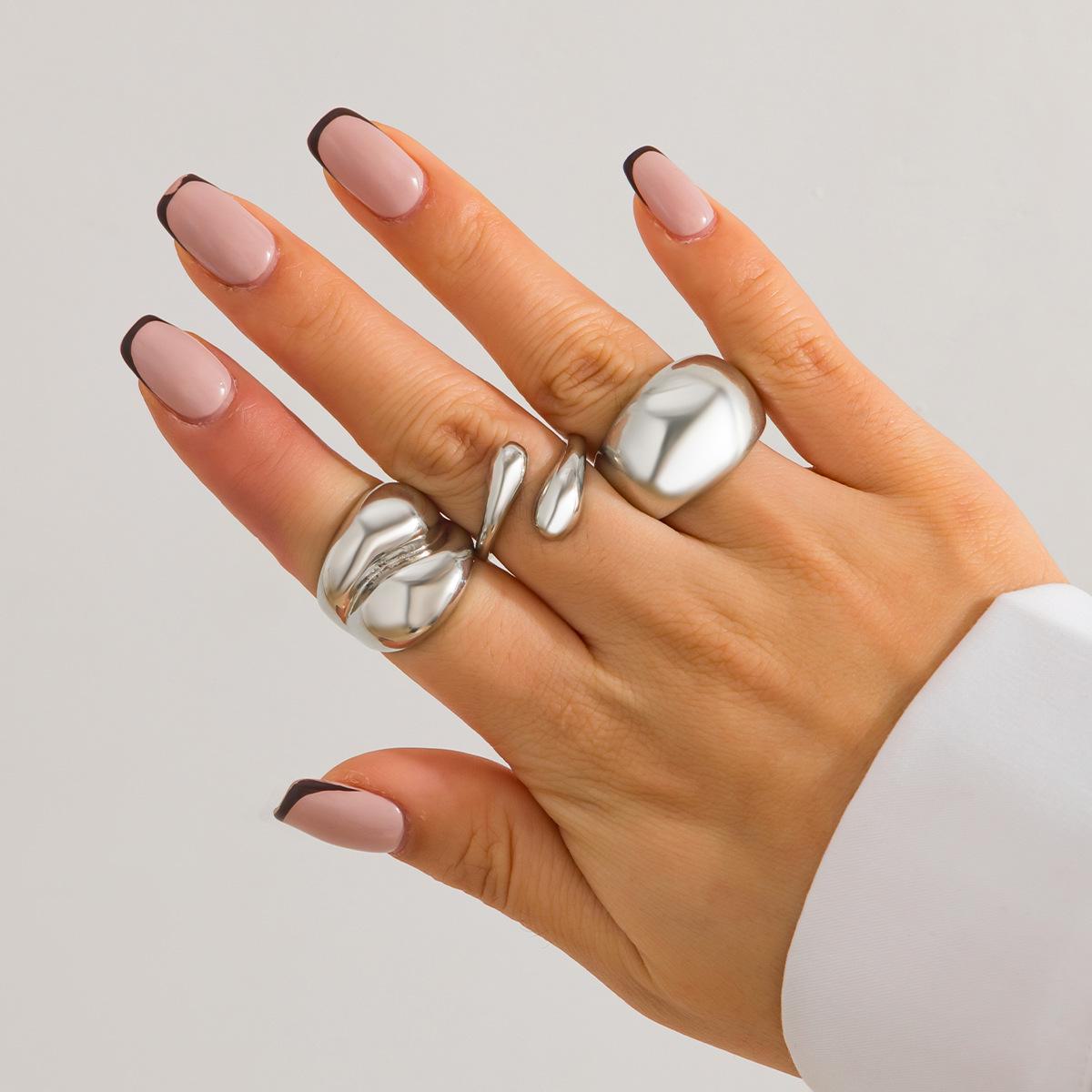 

Набор колец из гладкого металла с преувеличенной неровностью — европейский и американский стиль