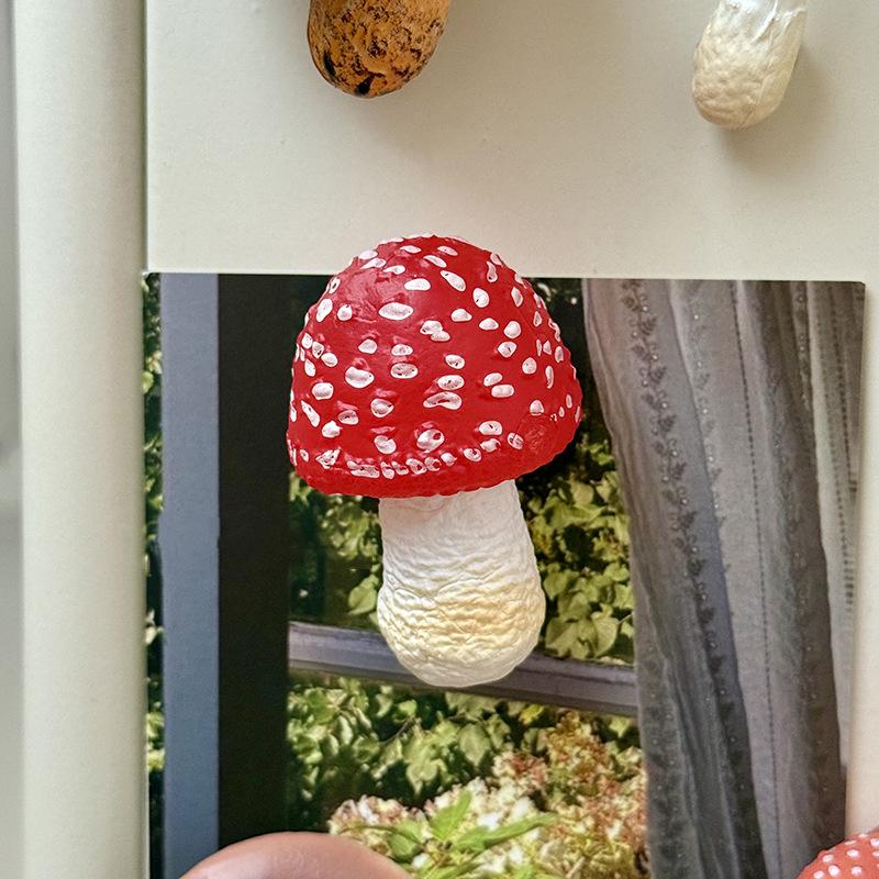 Creative Mushroom Refrigerator Magnets Cute Cartoon Resin 3D Simulated Mushroom Fridge Magnets Sticker Decoration Home Decor