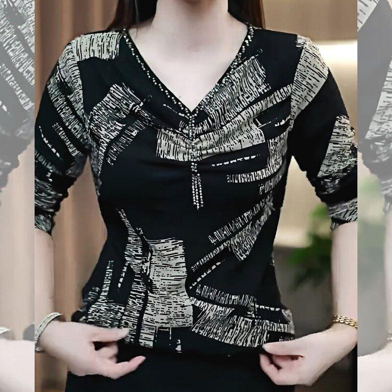 

High-End V-Neck Printed Design Base Shirt for Women, 2026 Autumn New Fashion Casual Slim-Fit Elegant Slimming Top Picture Color S
