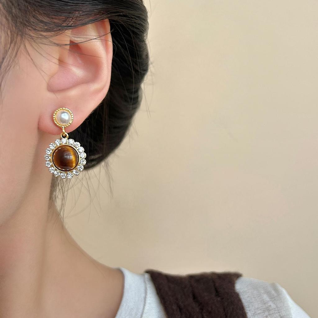 Maillard retro tiger's eye earrings, high-end diamond-set pearl stud earrings, niche design, light luxury geometric earrings for women