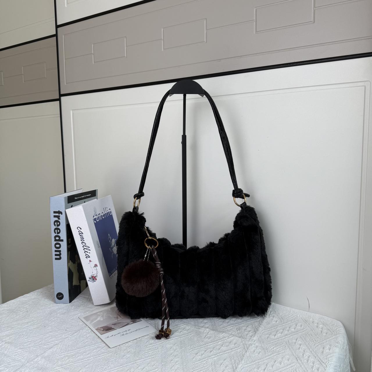 Плюшевая пушистая сумка-тоут: Трендовая осенне-зимняя универсальная одноплечевая женская сумка No Keychain чёрный