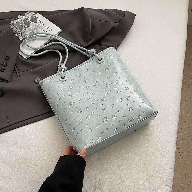 

Large-capacity commuter underarm bag women s new spring and summer contrasting color shoulder bag popular tote bag