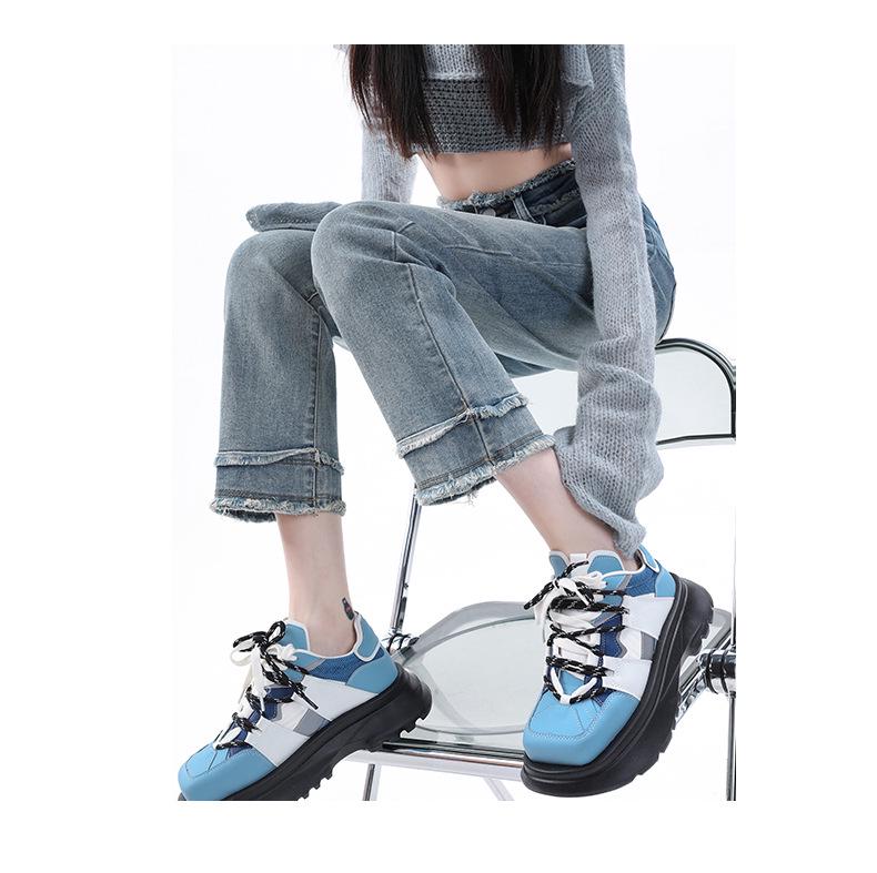 Damskie letnie dżinsy typu cigarette z prostą nogawką i wysokim stanem, w jasnym odcieniu