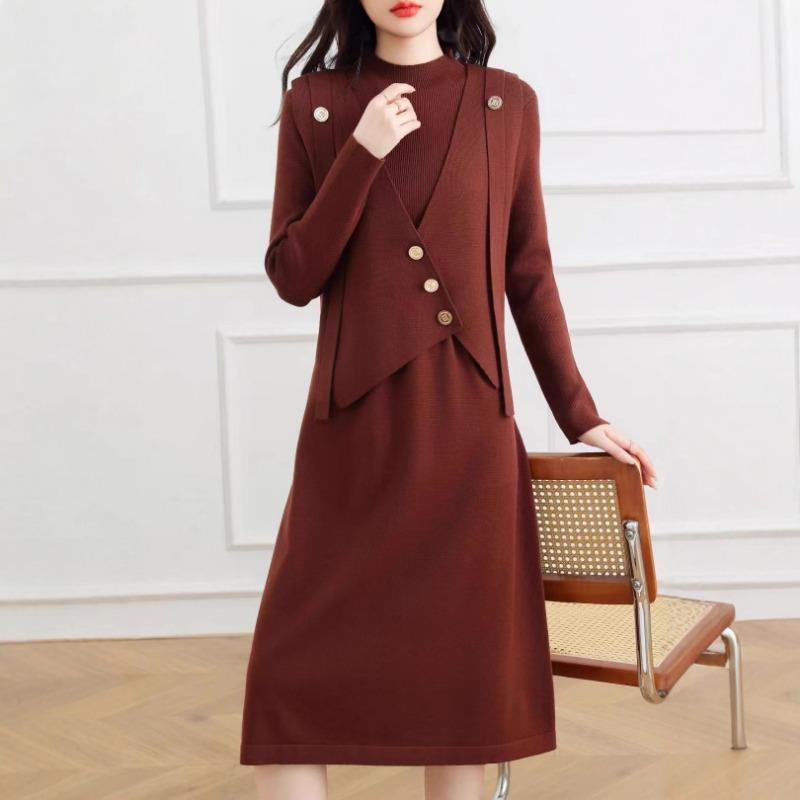 Metal buckle V-neck knitted stacked vest sweater skirt set women's autumn and winter new temperament elegant knitted sweater set