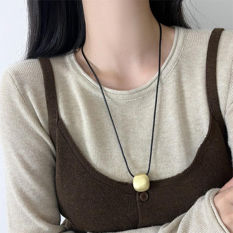 Asian Blogger-Inspired Saddle Bag Necklace: Luxury Women's Niche Sweater Chain Accessories