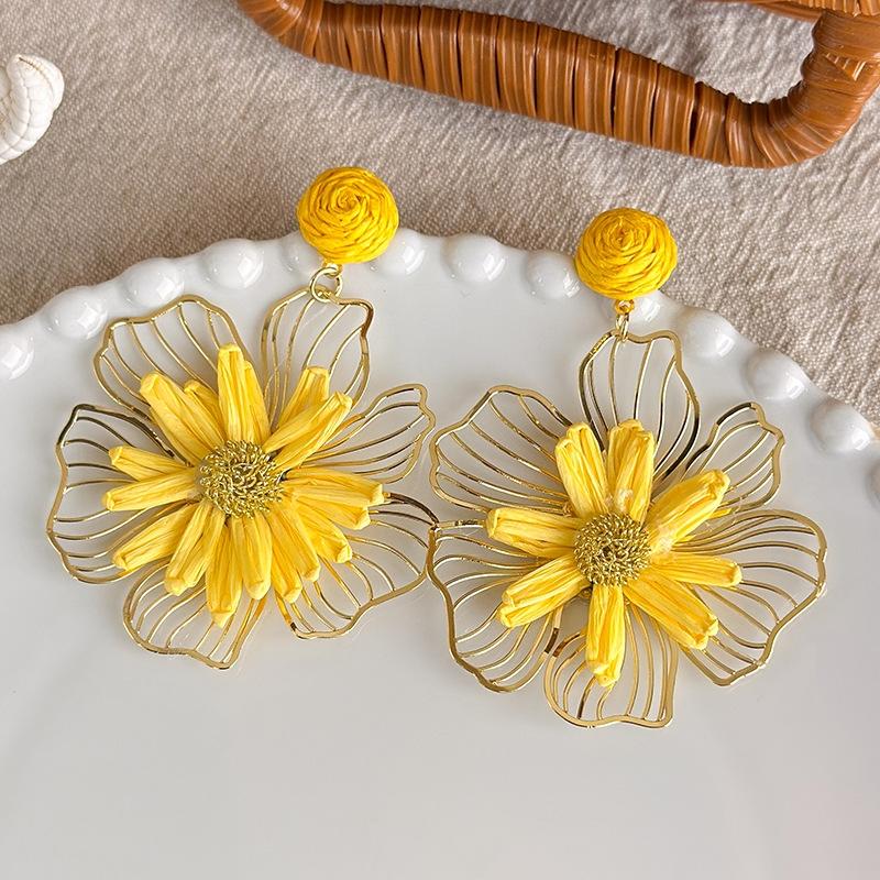 Cute Handmade Woven Sunflower Clip Earrings Raffia Flower Ear Clip for Women Beach Vacation Jewelry Gift Accessories Gifts