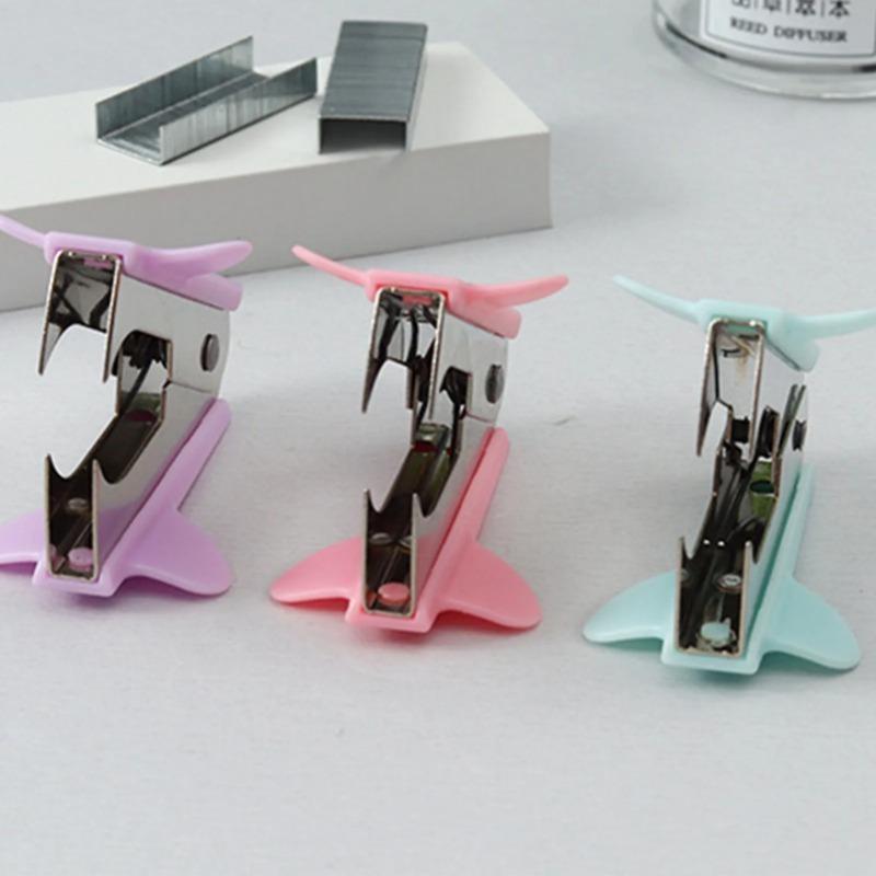 2 Pezzi Colori Casuali Ufficio Scrivania Punti Metallici Cucitrice Levatrice Strumenti di Cancelleria Levatrice per Punti Metallici per Accessori da Scrivania