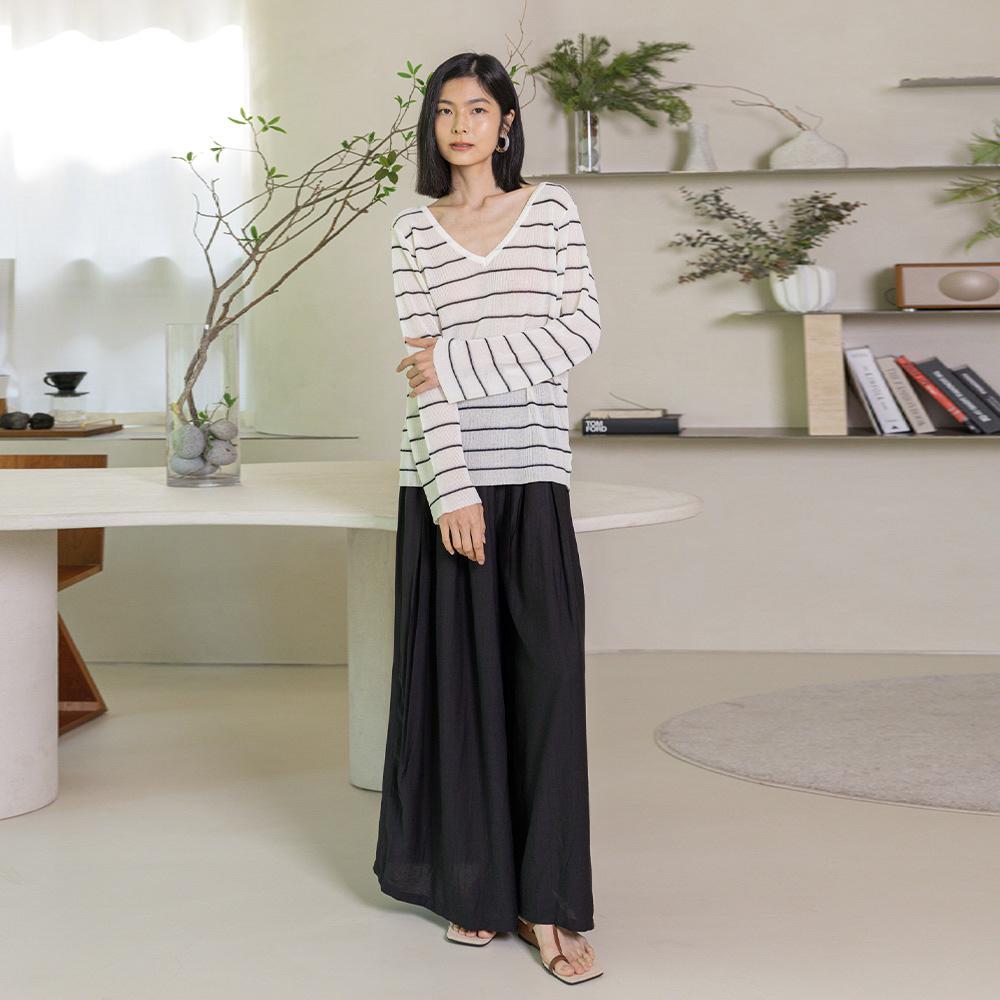 Laengsseon Ls_V-Neck Horizontal Stripes Top_White