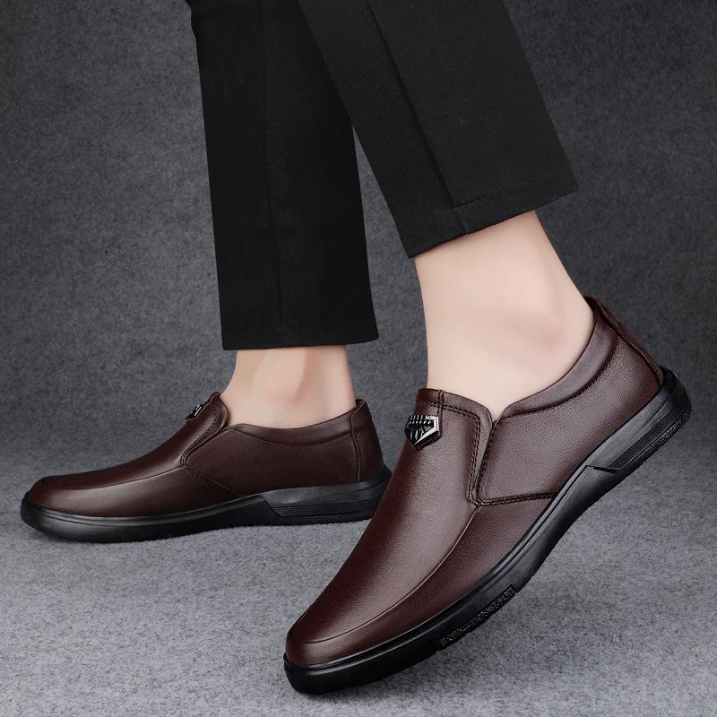 Men's shoes 2025 summer new men's daily outdoor waterproof casual leather shoes middle-aged one-pedal soft-soled dad shoes