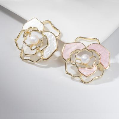 Hohle hochwertige Perlenbrosche, Legierung Kamelien-Korsage Damenbekleidungsnadel Imitation Fritillaria Brosche
