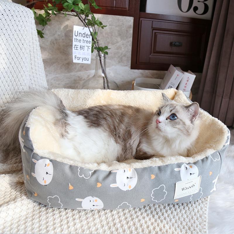 Covorașul pentru cușcă pentru pisici, din catifea îngroșată de iarnă, poate fi împachetat și fixat cu frânghie.