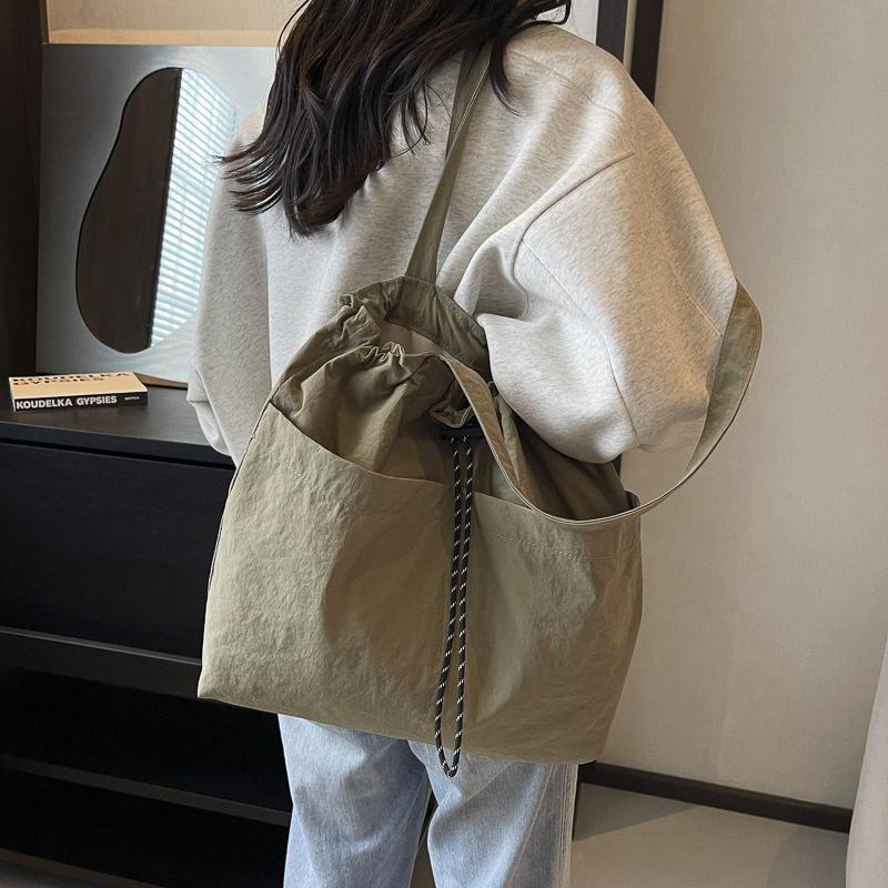 Женская сумка через плечо большой вместимости — фото 6