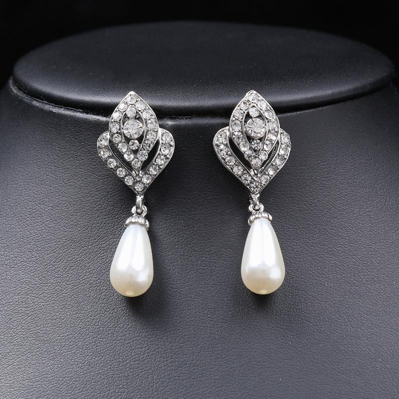 European and American Fashion New Pearl Necklace Jewelry Set Diamond Rose Hollow Pendant Pearl Fringed Bride Chain