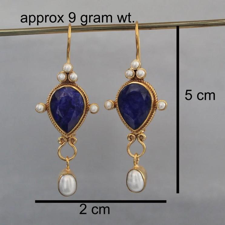 

Two-piece Bohemian vintage metal leaf and pearl earring set, suitable for women, parties and everyday wear.